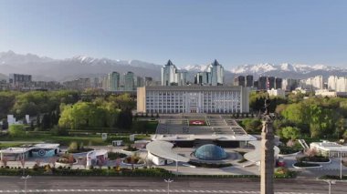 Almaty, Kazakistan, 04.13.2025. Kazakistan 'ın bağımsızlığı anıtı ve Almaty şehrinin (belediye başkanlığı) akimat anıtı.