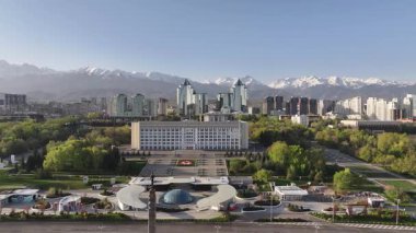 Almaty, Kazakistan, 04.13.2025. Kazakistan 'ın bağımsızlığı anıtı ve Almaty şehrinin (belediye başkanlığı) akimat anıtı.