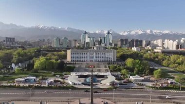Almaty, Kazakistan, 04.13.2025. Kazakistan 'ın bağımsızlığı anıtı ve Almaty şehrinin (belediye başkanlığı) akimat anıtı.