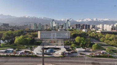 Almaty, Kazakistan, 04.13.2025. Kazakistan 'ın bağımsızlığı anıtı ve Almaty şehrinin (belediye başkanlığı) akimat anıtı.