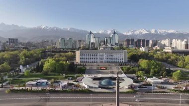 Almaty, Kazakistan, 04.13.2025. Kazakistan 'ın bağımsızlığı anıtı ve Almaty şehrinin (belediye başkanlığı) akimat anıtı.