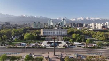 Almaty, Kazakistan, 04.13.2025. Kazakistan 'ın bağımsızlığı anıtı ve Almaty şehrinin (belediye başkanlığı) akimat anıtı.