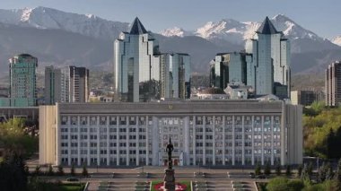 Almaty, Kazakistan, 04.13.2025. Kazakistan 'ın bağımsızlığı anıtı ve Almaty şehrinin (belediye başkanlığı) akimat anıtı.