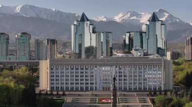Almaty, Kazakistan, 04.13.2025. Kazakistan 'ın bağımsızlığı anıtı ve Almaty şehrinin (belediye başkanlığı) akimat anıtı.