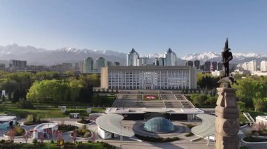 Almaty, Kazakistan, 04.13.2025. Kazakistan 'ın bağımsızlığı anıtı ve Almaty şehrinin (belediye başkanlığı) akimat anıtı.