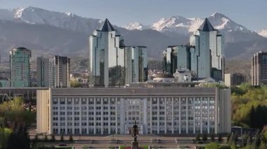 Almaty, Kazakistan, 04.13.2025. Kazakistan 'ın bağımsızlığı anıtı ve Almaty şehrinin (belediye başkanlığı) akimat anıtı.