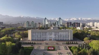 Bir bahar sabahı Kazak şehri Almaty 'nin Akimat' a (belediye başkanının ofisine) giden bir kuadkopter görüntüsü