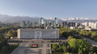 Bir bahar sabahı Kazak şehri Almaty 'nin Akimat' a (belediye başkanının ofisine) giden bir kuadkopter görüntüsü