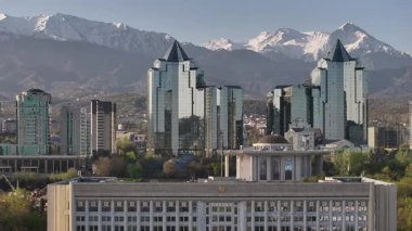 Bir bahar sabahı Kazak şehri Almaty 'nin Akimat' a (belediye başkanının ofisine) giden bir kuadkopter görüntüsü