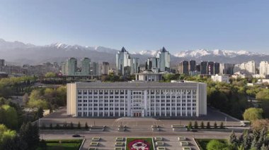 Bir bahar sabahı Kazak şehri Almaty 'nin Akimat' a (belediye başkanının ofisine) giden bir kuadkopter görüntüsü