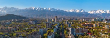 Bir bahar sabahı Kazak şehri Almaty 'deki bir kuadkopterden panoramik manzara