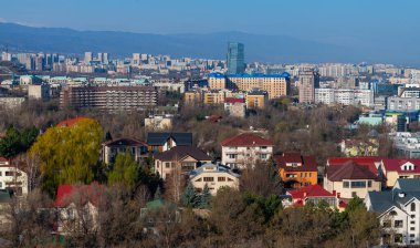 Almaty, Kazakistan. 04.06.2025. Bir bahar sabahı Kazak şehri Almaty 'nin merkez kısmının bir kuadkopterinden görüntü