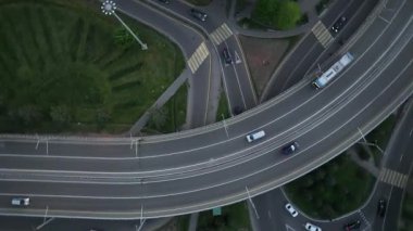 Almaty, Kazkhstan, 04.20.2025. Bir taşıma kavşağında bir kuadkopterden görüntüle