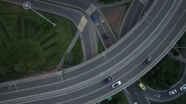 Almaty, Kazkhstan, 04.20.2025. Bir taşıma kavşağında bir kuadkopterden görüntüle