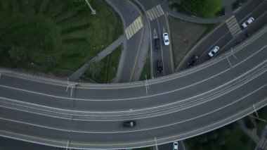 Almaty, Kazkhstan, 04.20.2025. Bir taşıma kavşağında bir kuadkopterden görüntüle