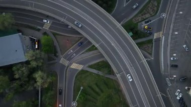 Almaty, Kazkhstan, 04.20.2025. Bir taşıma kavşağında bir kuadkopterden görüntüle