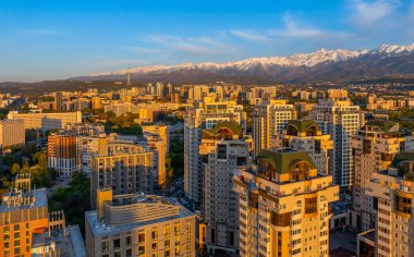 İlkbahar akşamında Kazak şehri Almaty 'nin yerleşim bölgesinin dört parçalı görüntüsü.