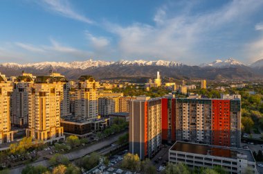 İlkbahar akşamında Kazak şehri Almaty 'nin yerleşim bölgesinin dört parçalı görüntüsü.