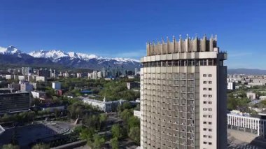 Almaty, Kazakistan, 04 / 17 / 2025. Bir bahar sabahı Kazak şehri Almaty 'nin merkez kısmının bir kuadkopterinden görüntü