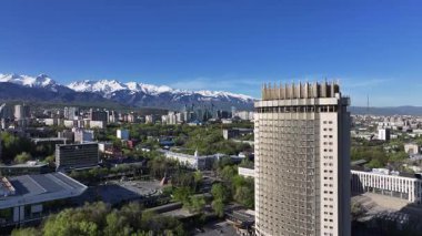Almaty, Kazakistan, 04 / 17 / 2025. Bir bahar sabahı Kazak şehri Almaty 'nin merkez kısmının bir kuadkopterinden görüntü