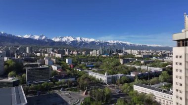 Almaty, Kazakistan, 04 / 17 / 2025. Bir bahar sabahı Kazak şehri Almaty 'nin merkez kısmının bir kuadkopterinden görüntü