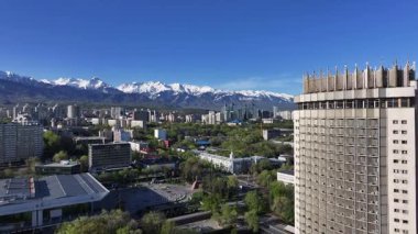 Almaty, Kazakistan, 04 / 17 / 2025. Bir bahar sabahı Kazak şehri Almaty 'nin merkez kısmının bir kuadkopterinden görüntü