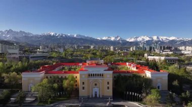 Kazak şehri Almaty 'nin merkez kısmının ve Kazak SSR Bilimler Akademisi ve ön cephesinde Rusça yazılan tarihi binanın dört parçalı görüntüsü