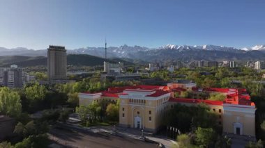 Kazak şehri Almaty 'nin merkez kısmının ve Kazak SSR Bilimler Akademisi ve ön cephesinde Rusça yazılan tarihi binanın dört parçalı görüntüsü