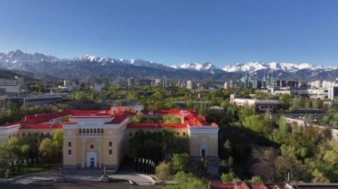 Kazak şehri Almaty 'nin merkez kısmının ve Kazak SSR Bilimler Akademisi ve ön cephesinde Rusça yazılan tarihi binanın dört parçalı görüntüsü