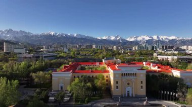 Kazak şehri Almaty 'nin merkez kısmının ve Kazak SSR Bilimler Akademisi ve ön cephesinde Rusça yazılan tarihi binanın dört parçalı görüntüsü