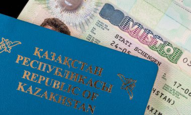 Schengen vizeli bir pasaportun bir parçası ve Kazakistan Cumhuriyeti vatandaşının pasaportunun bir parçası.