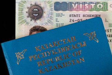 Schengen vizeli bir pasaportun bir parçası ve Kazakistan Cumhuriyeti vatandaşının pasaportunun bir parçası.