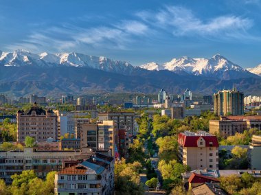 Güneşli bir bahar sabahı Kazak şehri Almaty 'ye giden bir kuadrokopterden görüntü