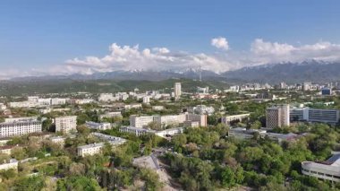 İlkbahar akşamı Kazak şehri Almaty 'nin merkezindeki bir kuadkopterden görüntü