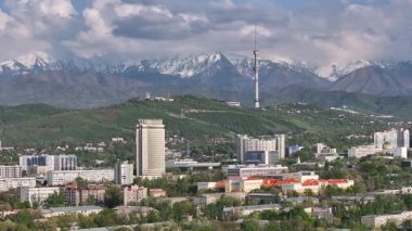 İlkbahar akşamı Kazak şehri Almaty 'nin merkezindeki bir kuadkopterden görüntü