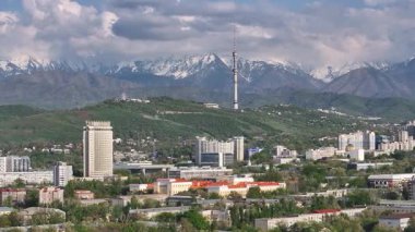 İlkbahar akşamı Kazak şehri Almaty 'nin merkezindeki bir kuadkopterden görüntü