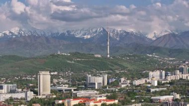 İlkbahar akşamı Kazak şehri Almaty 'nin merkezindeki bir kuadkopterden görüntü