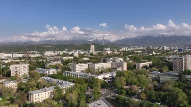 Almaty, Kazakistan, 04.25.2025. İlkbahar akşamı Kazak şehri Almaty 'nin merkezindeki bir kuadkopterden görüntü