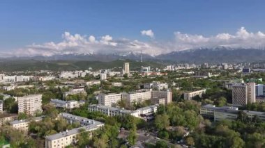 Almaty, Kazakistan, 04.25.2025. İlkbahar akşamı Kazak şehri Almaty 'nin merkezindeki bir kuadkopterden görüntü