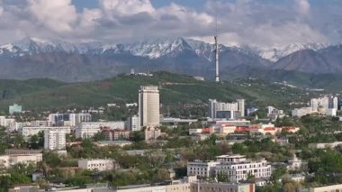 Almaty, Kazakistan, 04.25.2025. İlkbahar akşamı Kazak şehri Almaty 'nin merkezindeki bir kuadkopterden görüntü