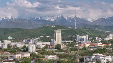 Almaty, Kazakistan, 04.25.2025. İlkbahar akşamı Kazak şehri Almaty 'nin merkezindeki bir kuadkopterden görüntü