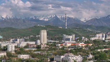 Almaty, Kazakistan, 04.25.2025. İlkbahar akşamı Kazak şehri Almaty 'nin merkezindeki bir kuadkopterden görüntü