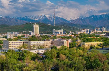 Almaty, Kazakistan, 04.25.2025. Bir bahar günü Kazak şehri Almaty 'nin merkez kısmının bir kuadkopterinden görüntü