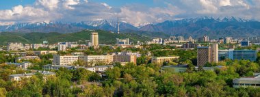 Bir bahar günü Kazak şehri Almaty 'nin merkez kısmının bir kuadkopterinden görüntü