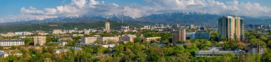 Almaty, Kazakistan, 04.25.2025. Bir bahar günü Kazak şehri Almaty 'nin merkez kısmının bir kuadkopterinden görüntü