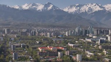 Almaty, Kazakistan, 04.13.2025. İlkbahar sabahı Kazak şehri Almaty 'nin merkezindeki bir kuadkopterden görüntü