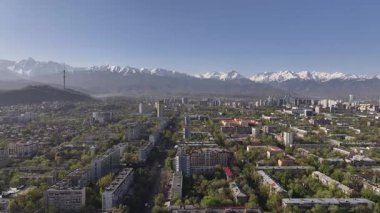 Almaty, Kazakistan, 04.13.2025. İlkbahar sabahı Kazak şehri Almaty 'nin merkezindeki bir kuadkopterden görüntü
