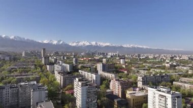 Almaty, Kazakistan, 04.13.2025. İlkbahar sabahı Kazak şehri Almaty 'nin merkezindeki bir kuadkopterden görüntü