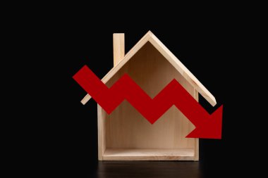 Sonbahar grafiğinin kırmızı oku ve siyah arka planda sembolik ahşap ev