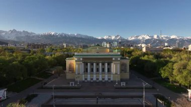 Almaty, Kazakistan, 04.17.2025. Bir Nisan sabahı Kazak kenti Almaty 'nin merkez kısmının bir kuadkopterinden bir görüntü